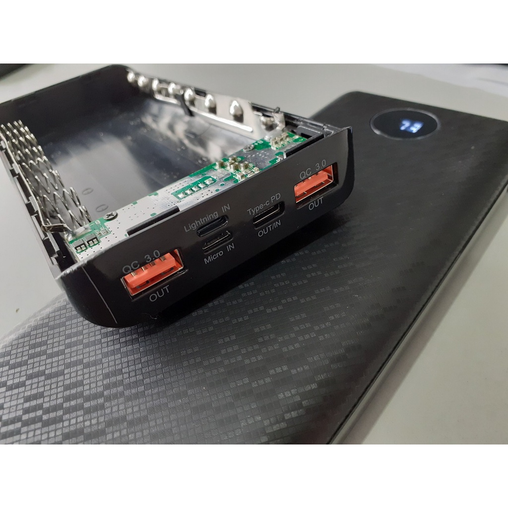 Box sạc dự phòng 8 Cell dùng pin 18650 CHUẨN SẠC NHANH QC3.0+PD màn hình LED hiển thị % pin BOX SẠC NHANH QC3.0