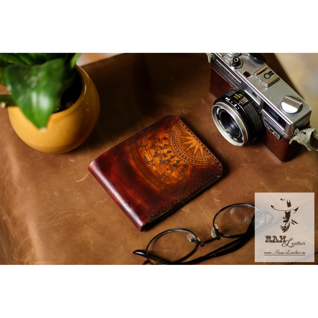 Ví nam Da Bò Italia Vegtan RAM Leather Khắc Trống Đồng Việt Nam Màu Gỗ Mahogany