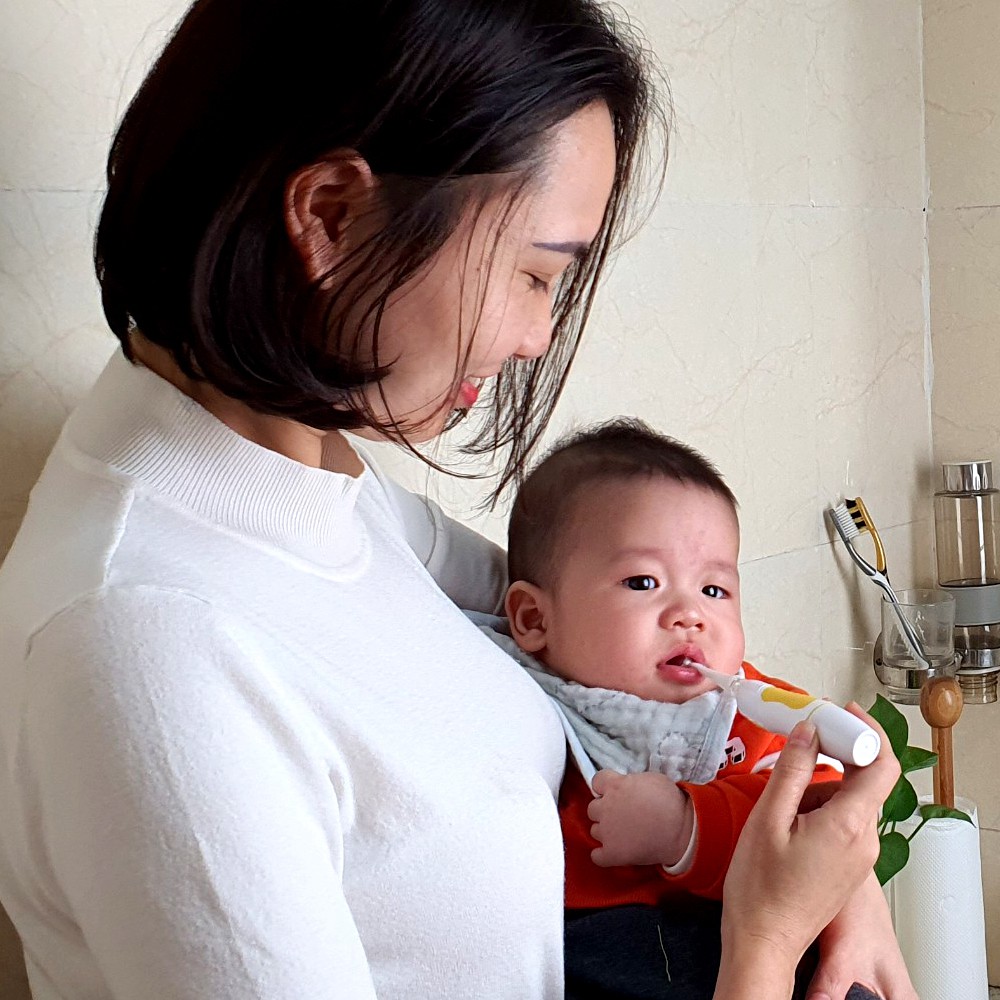 MADE IN KOREA - Bàn chải tập đánh răng khởi đầu kiêm mát xa lợi Hàn quốc an toàn silicon chạy điện Comfybaby 1STEP