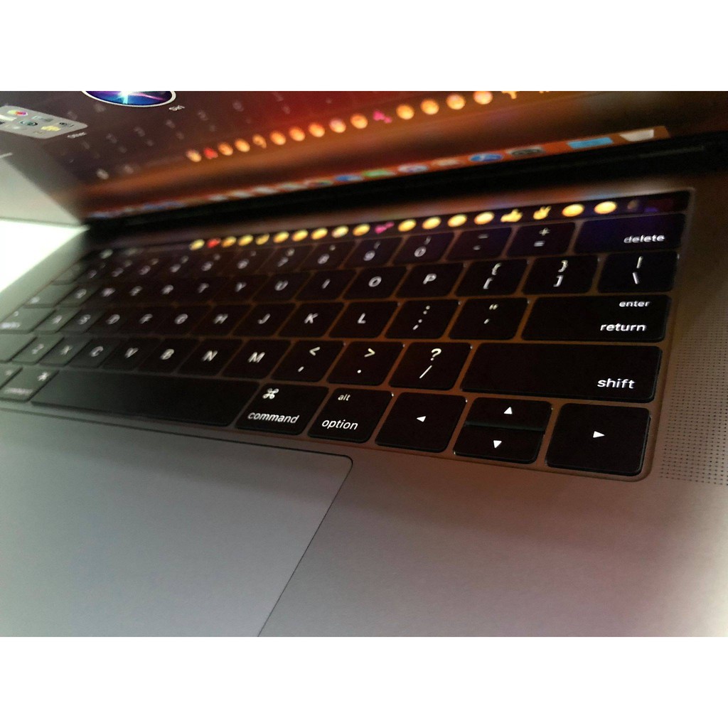 laptop macbook pro Touch Bar 15.4in, MPTR2 , năm 2017 màu Grey.