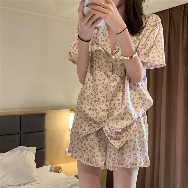 Bộ Đồ Ngủ Pijama Vải Lụa Họa Tiết Da Báo Phong Cách Hàn Quốc Thoải Mái Cho Nữ