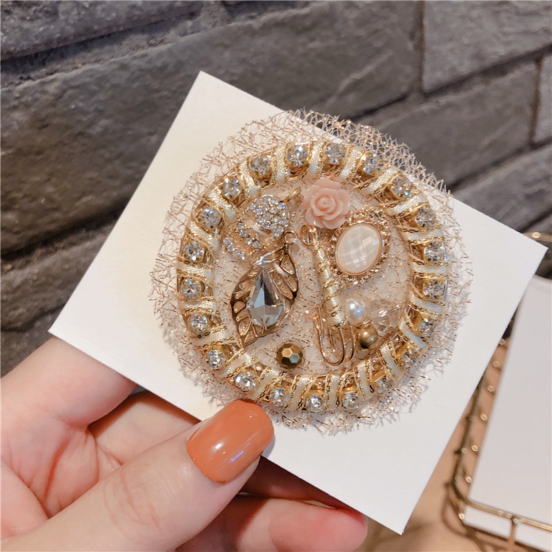 Ghim Cài Áo Hình Chú Gấu Bằng Nhung Đính Pha Lê Phối Ren Cổ Điển Chất Lượng Cao Sáng Tạo Thời Trang Cho Nữ