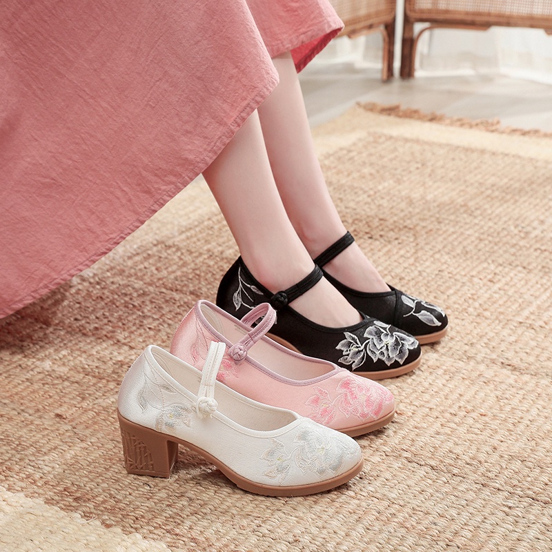 Giày thêu hoa đế cao dây cài GC020