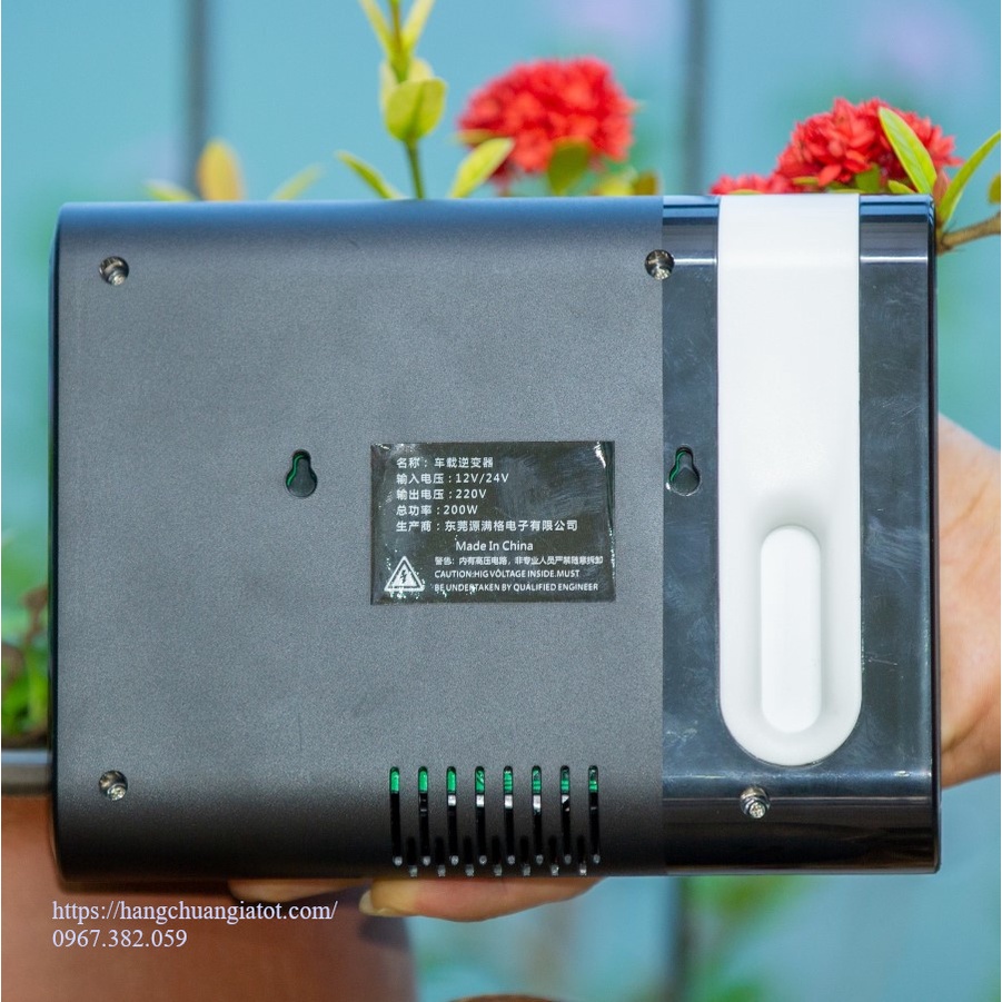 Chuyển đổi dòng điện Inverter 12/24V lên 220V công suất 200W dùng trên xe hơi, gia đình cho nhiều thiết bị