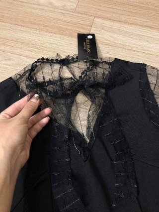 VÁY ĐEN DÁNG A CỔ TAG PHỐI LƯỚI NƠ CỔ
