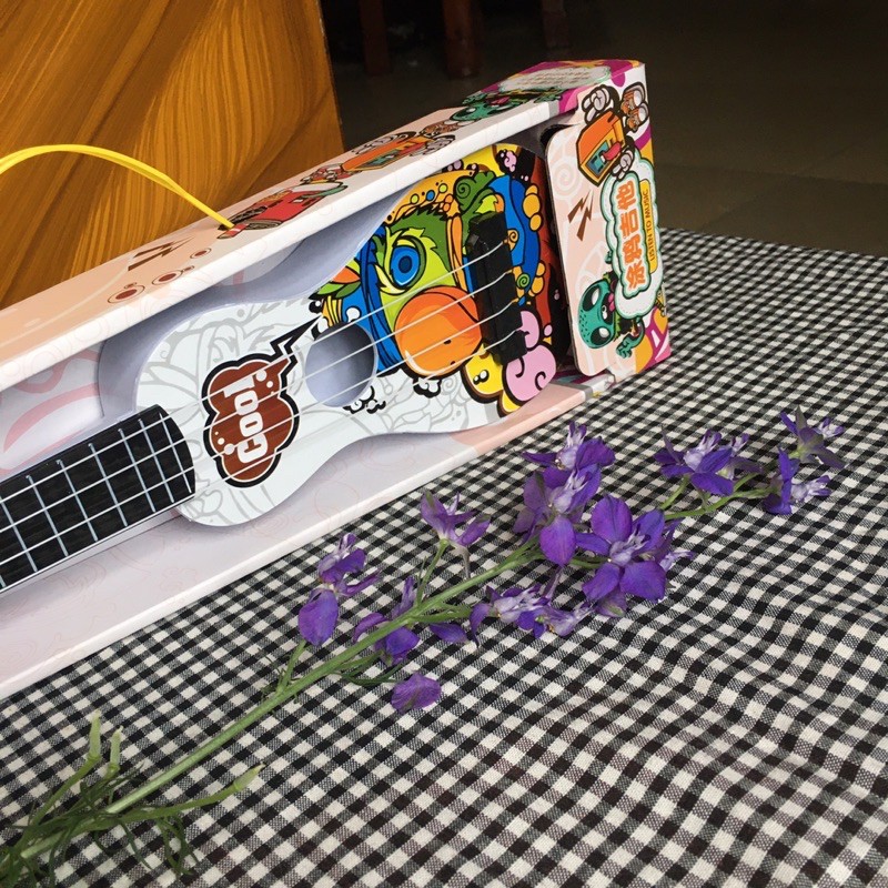 Đàn ghita sắc màu cho bé yêu âm nhạc