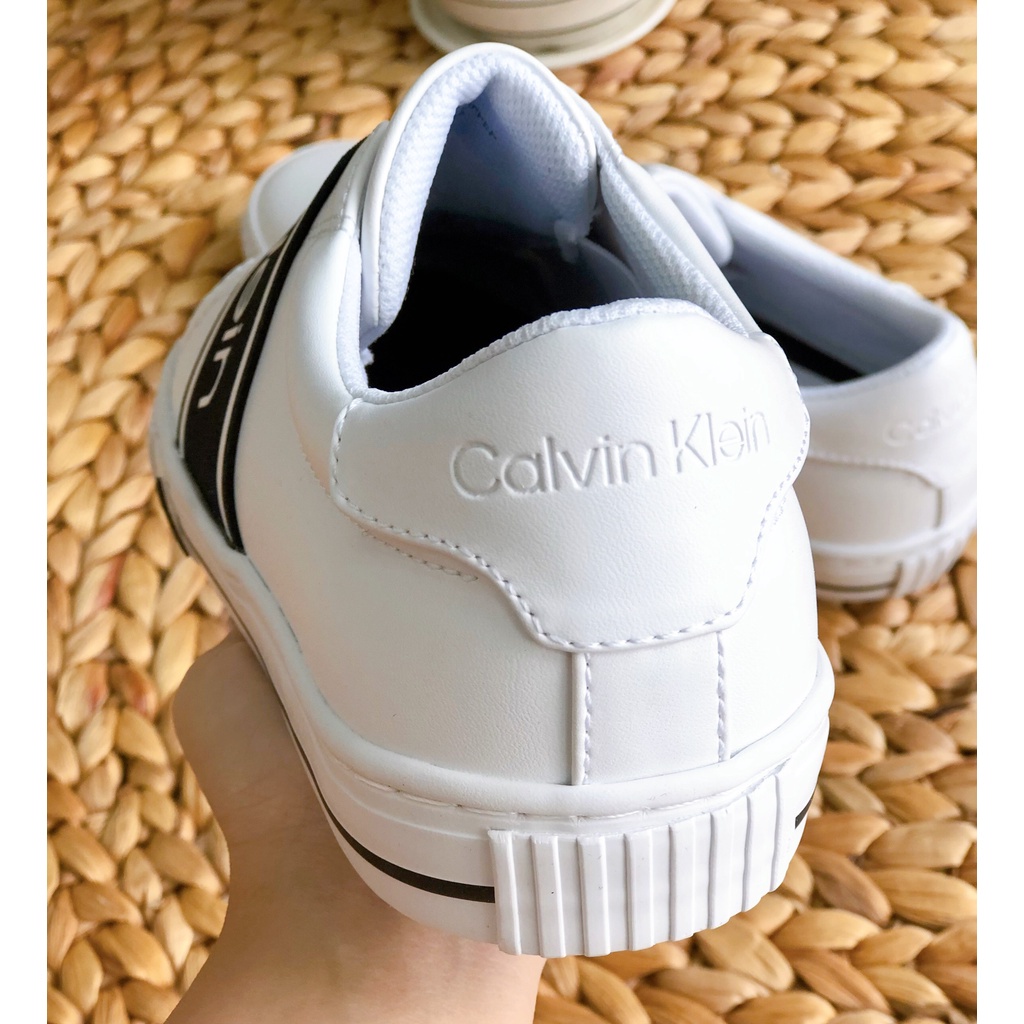 Săn sale hãng Giày NỮ Calvin Klein trắng hoạ tiết chữ đen siêu đẹp size 7M - 37.5VN