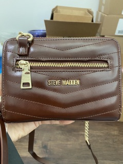 Túi đeo chéo hiệu Steve Madden