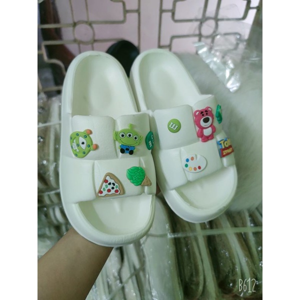 Dép bánh mỳ nữ, dép nữ quai ngang gắn TICKER TOY đáng yêu