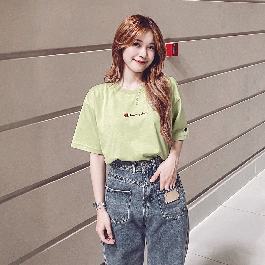 Áo Thun Champion Màu Xanh Bơ Thêu Chữ Màu Nâu Ở Giữa Chất Liệu 100% Cotton Thoáng Mát Form Rộng Thoải Mái