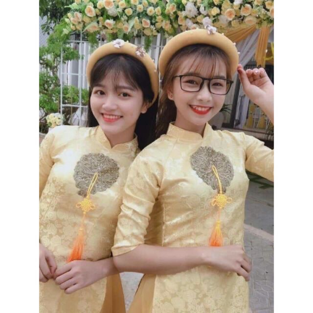 Áo dài bưng mâm cách tân gấm