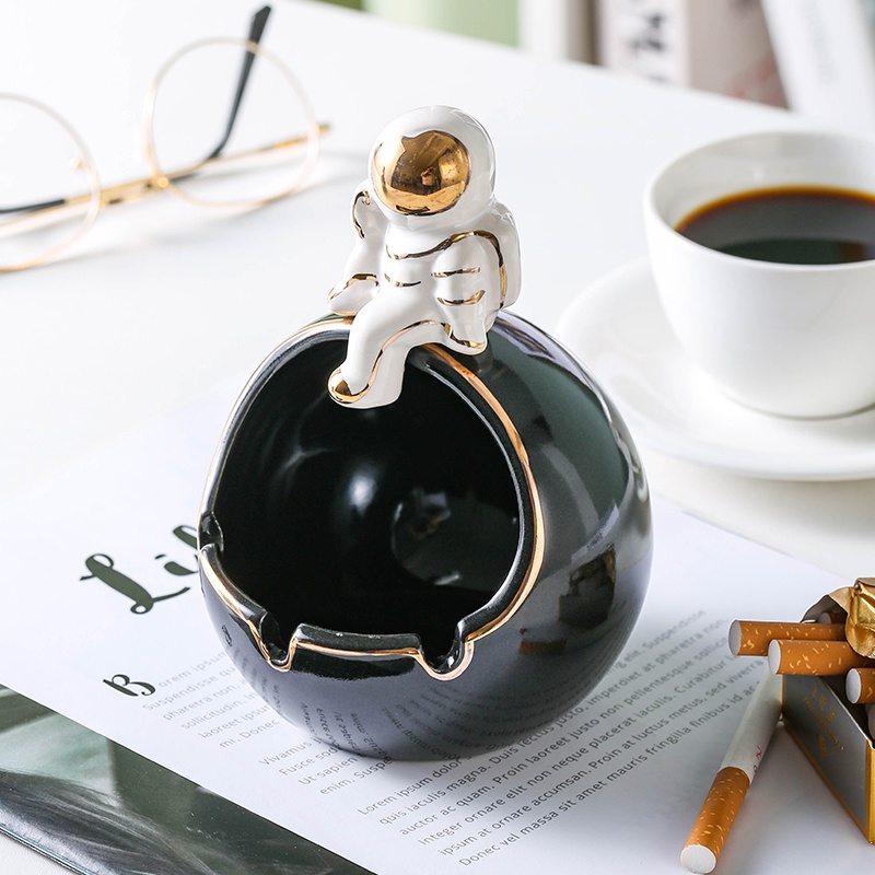 Gạt tàn thuốc để bàn hình phi hành gia hoạt hình sáng tạo