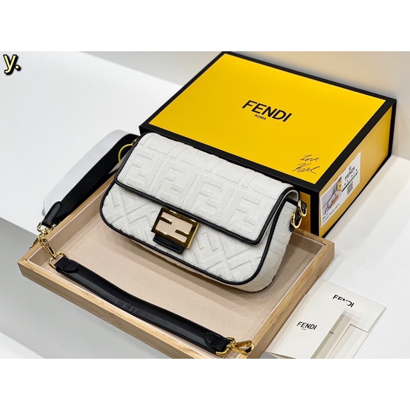 Túi xách Fendi size 25cm có nhiều màu rất đẹp