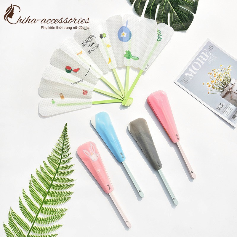 Quạt nhỏ bằng nhựa trẻ em hoạt hình quạt gấp cầm tay mùa hè quạt cầm tay nhỏ học sinh Quạt gấp Nhật Bản dễ thương