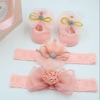 Set băng đô kèm tất chân cho bé.