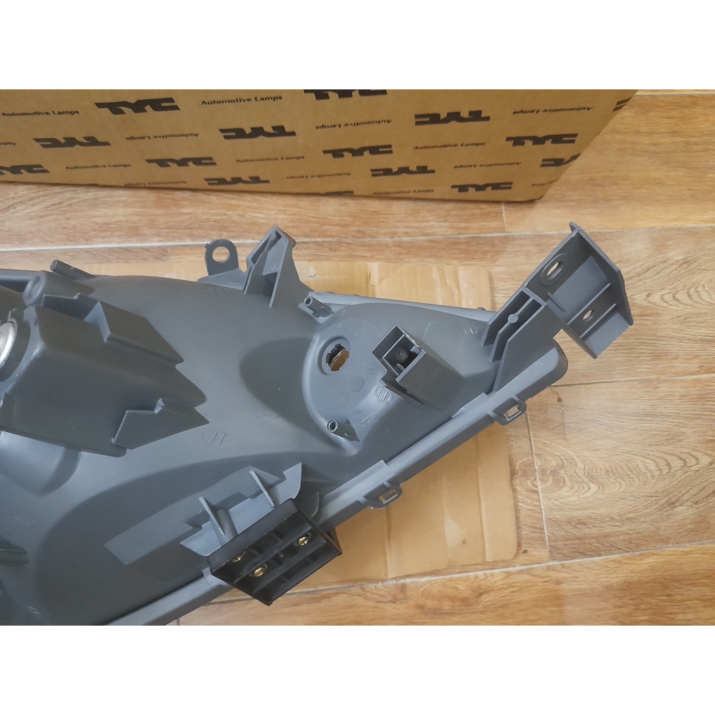 Đèn pha Toyota Innova 2006-2011 TYC Đài Loan