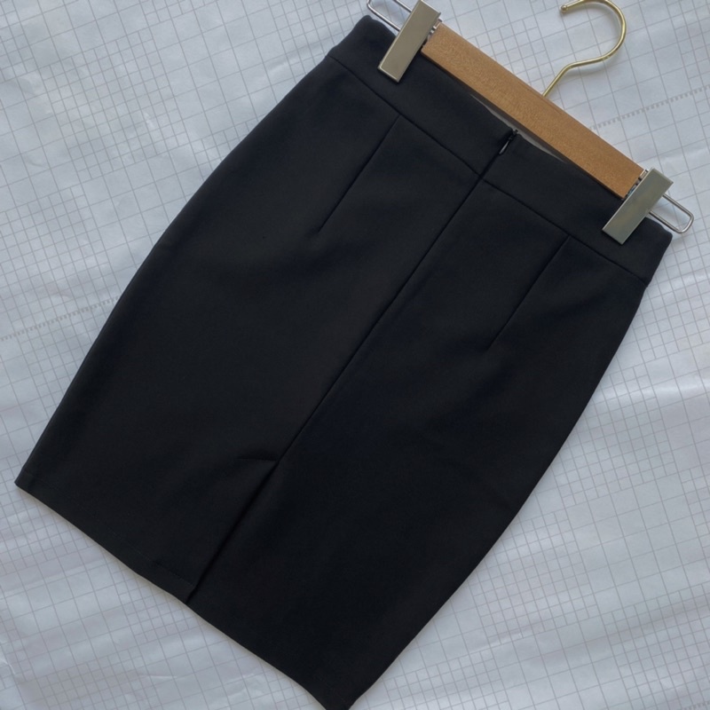 Chân váy công sở ôm HATOP dáng ngắn vải thun co giãn 4 chiều loại 1 màu đen có 1 túi bên trong CVOD023