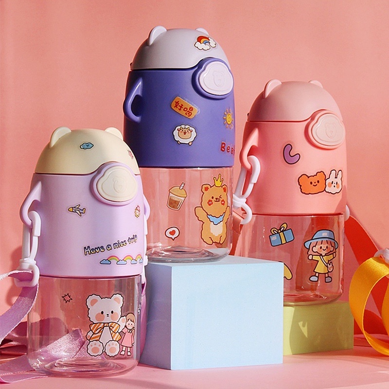 Bình Nước 650ml Hình Gấu Có Dây Đeo, Ống Hút Và Sticker Cute