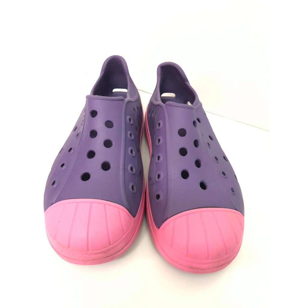 Thanh lý đôi giày lười hiệu Crocs cho bé