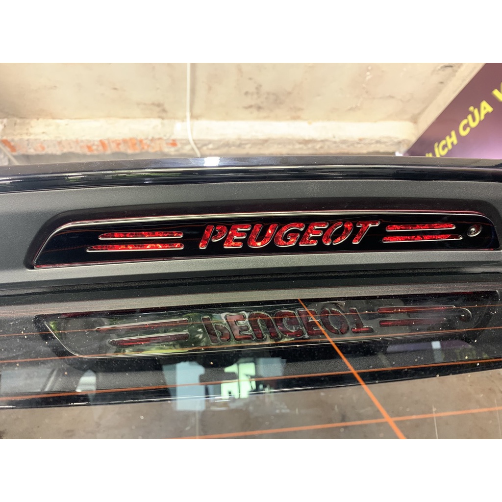 Nẹp đèn hậu tạo chữ Peugeot khi đạp phanh