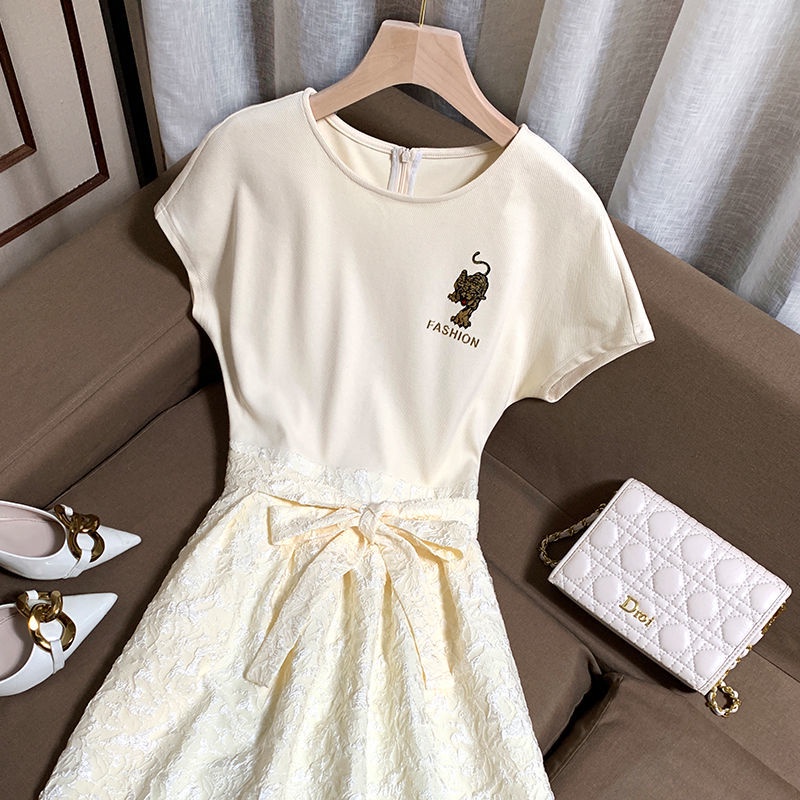 Đầm xòe jacquard họa tiết dập nổi ghép nối phối thắt lưng thời trang hè mới năm 2022 khí chất cho nữ