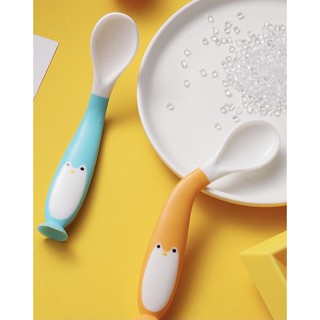 Muỗng thìa nhựa uốn 360 độ cho bé ăn dặm có để hít hình chim cánh cụt cute