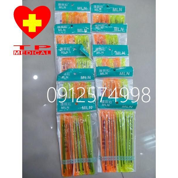 combo 50 vĩ cây nặn mụn màu , vỉ 12 cây, có 1 đầu nhọn để chích mụn và 1 đầu để nặn mụn