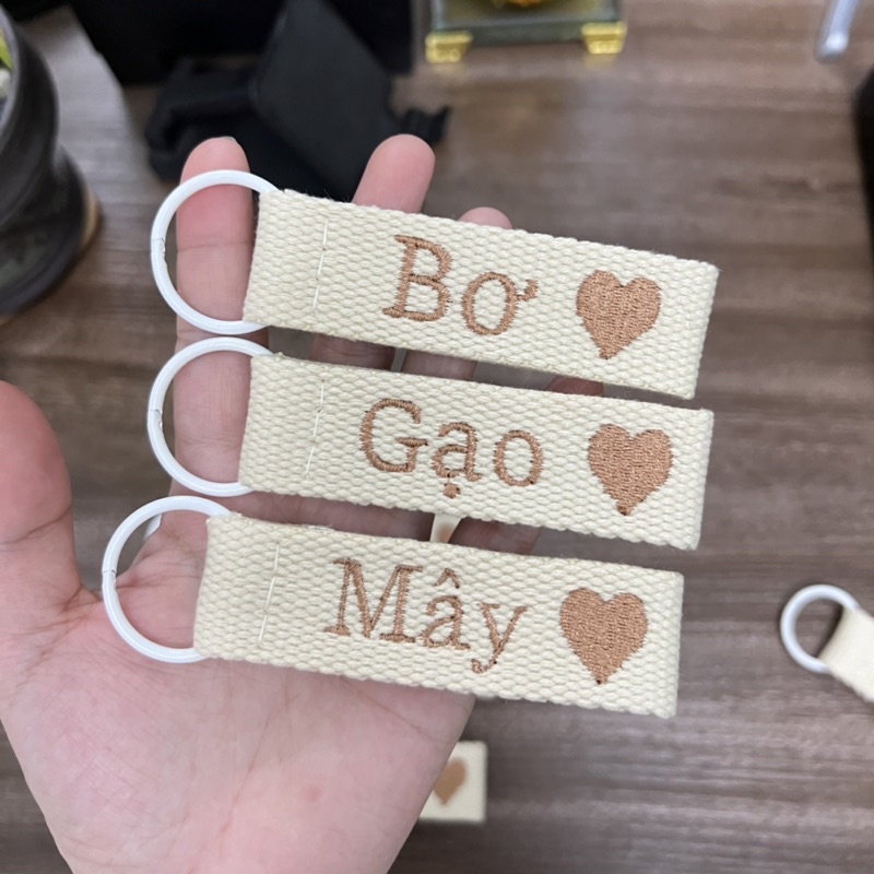 Name tag, móc khoá thêu tên theo yêu cầu