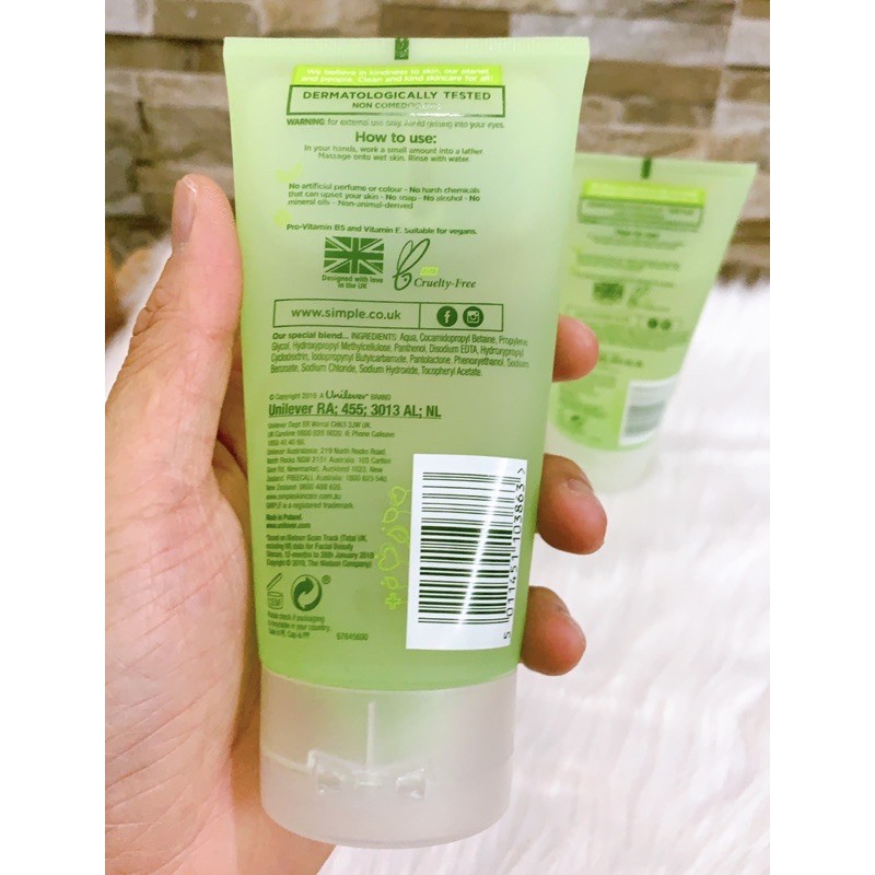 Sữa Rửa Mặt Simple Gel Kind To Skin Refreshing Facial Wash Gel