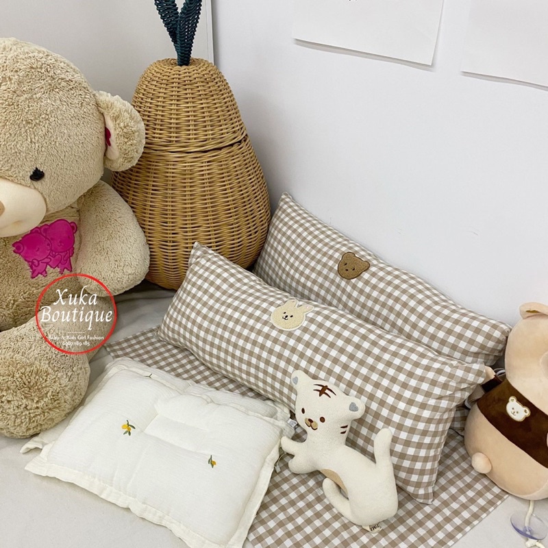Gối Ôm cho bé hoạ tiết caro thêu gấu phong cách Hàn Quốc