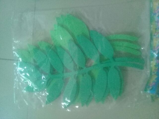 Hoa lá xốp bi tít sinh động tạo cho lớp một không gian nhiều màu sắc