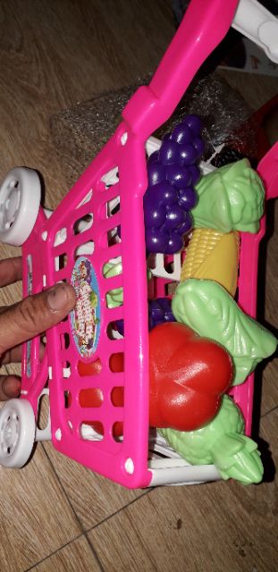 Sét 1 chiếc xe mô hình đi siêu thị và các mô hình trái cây bằng nhựa rất đẹp