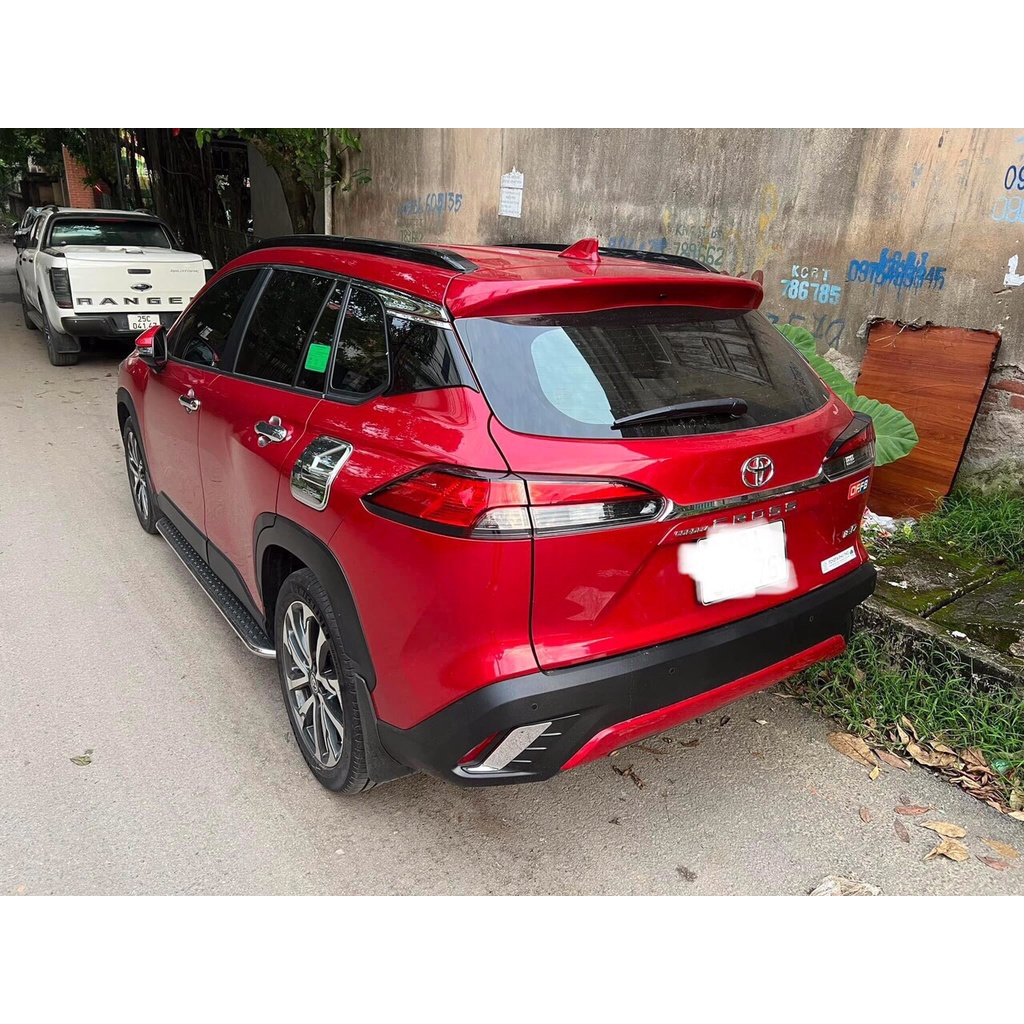 Bậc lên xuống, bệ bước chân Toyota Cross 2020 - 2022. Mẫu ĐÚC viền gương
