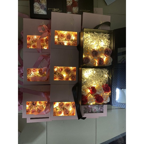 HỘP QUÀ TẶNG ĐỰNG SON CÓ HOA SÁP & ĐÈN LED