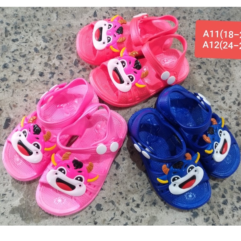 DÉP SANDAL NHỰA MỀM DẺO HÌNH CON BÒ CƯỜI TẬP ĐI CHO BÉ