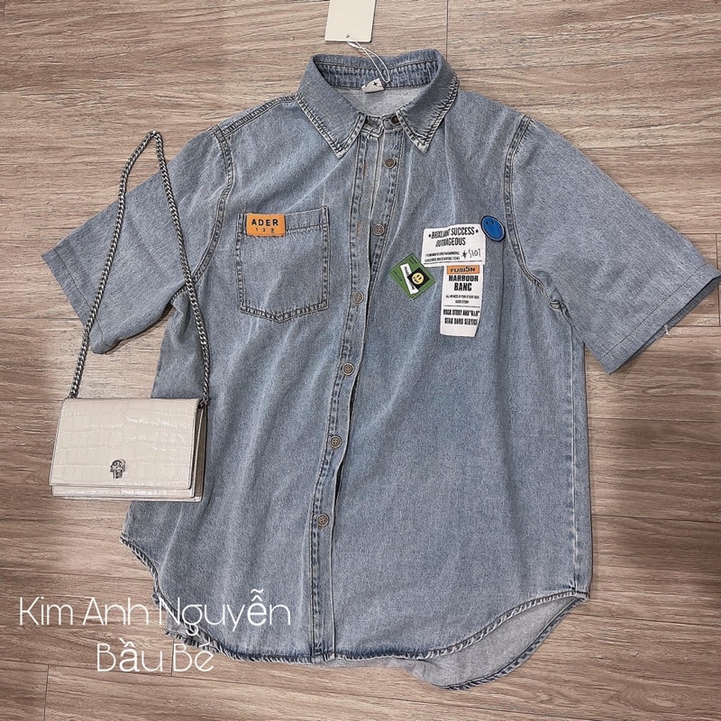 Áo sơ mi denim tag logo form rộng