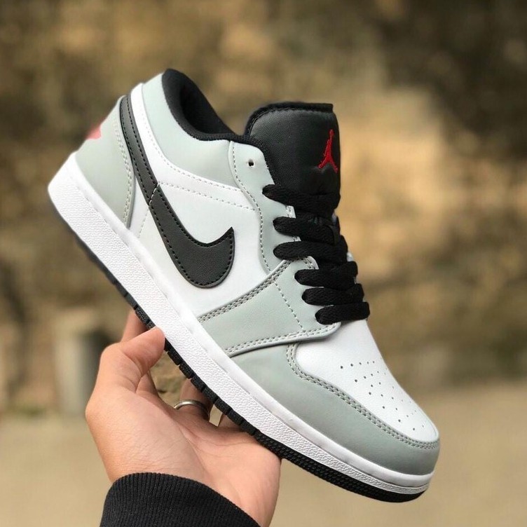 Giày Jordan xám chỉ đỏ vạch đen cổ thấp [Full Bill Box] Giày JD1 low xám smoke grey đủ size nam nữ 2021