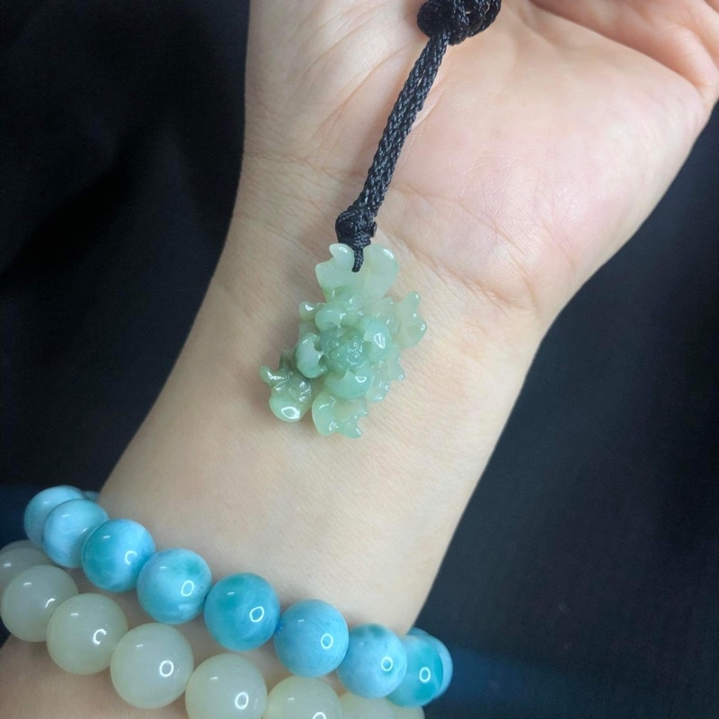 Mặt dây chuyền chạm tay hình hoa sen