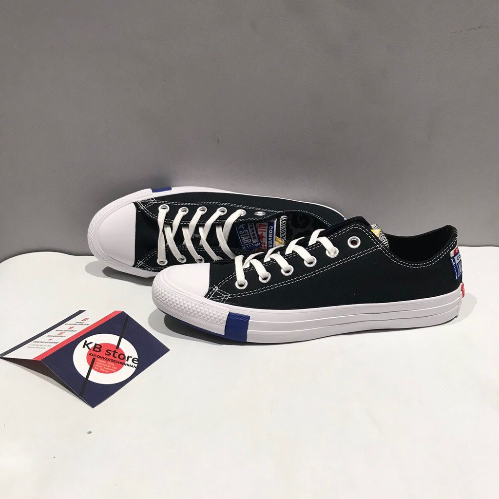 Giày Converse đen họa tiết