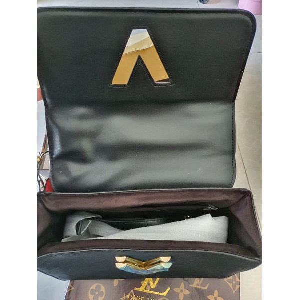 Pass túi đen khóa V