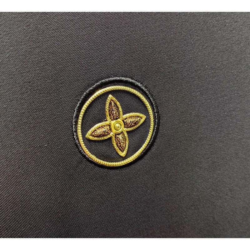 Áo khoác gió nam thương hiệu Louis Vuitton LV cao cấp hoạ tiết logo mặc được hai mặt có một mặt màu trơn và họa tiết
