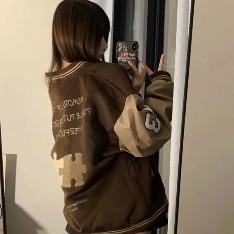 Áo Khoác Bomber Varsity Tay Da Chữ A Thêu Màu Nâu Phong Cách Hàn Quốc Thời Trang Unisex