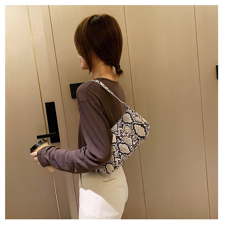 Túi đeo chéo họa tiết da rắn cá tính