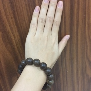 Vòng tay gỗ gió bầu tẩm trầm hương 15 li.
