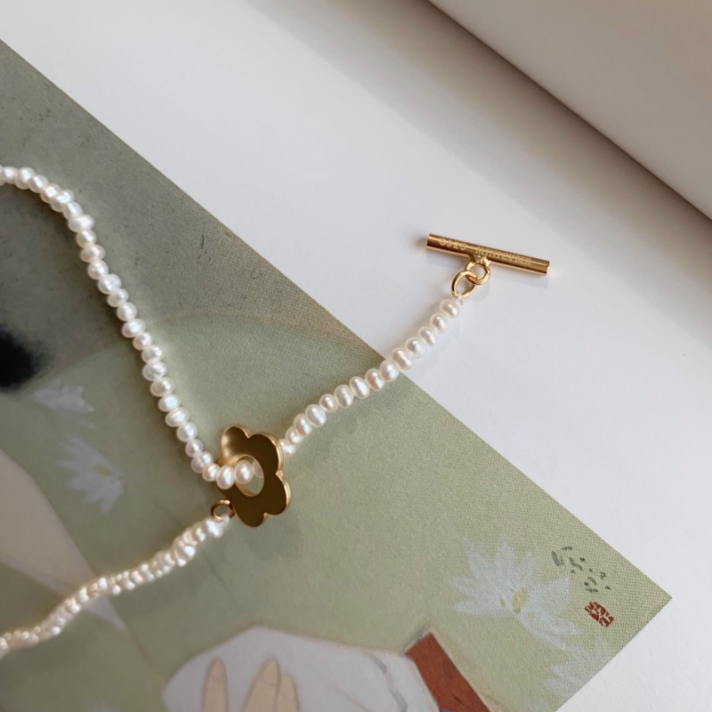 Dây Chuyền Mặt Hoa Nhỏ Đính Ngọc Trai Phong Cách Retro