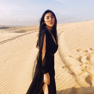 Đầm maxi tay dài xẻ cổ v