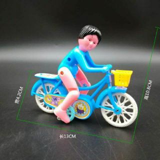 Em bé đi xe đạp chạy cót