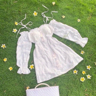 Đầm trắng trễ vai ulzzang cột dây vai hoa cúc xinh xắn