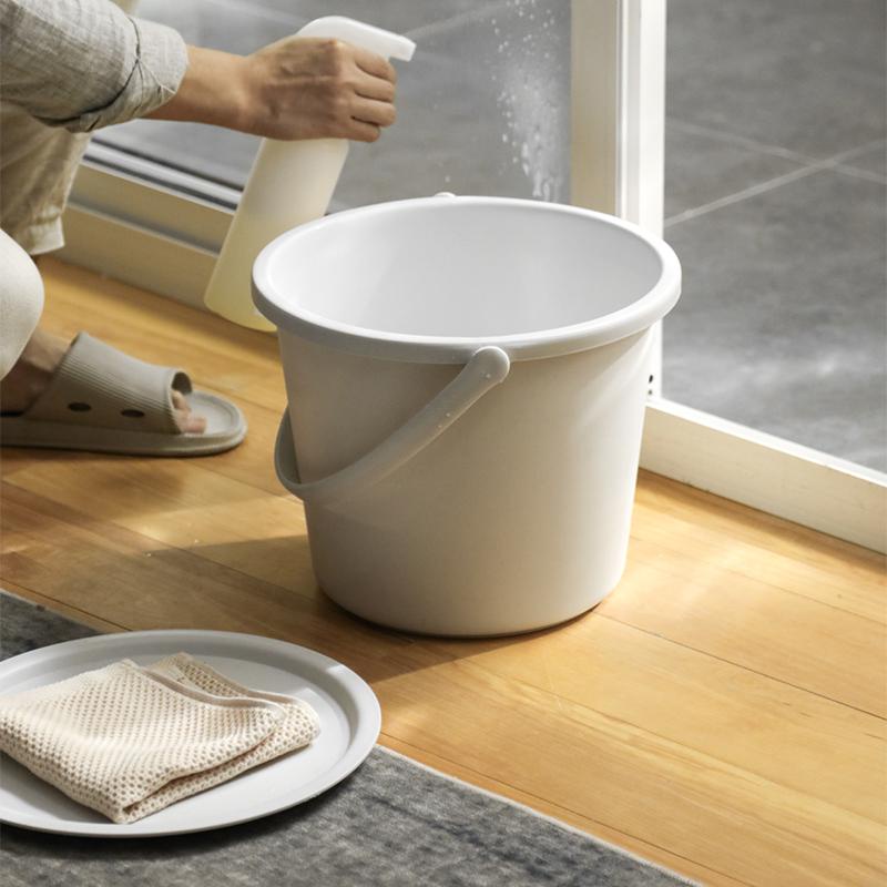 Xô nước có nắp đậy và quai xách tiện lợi màu trắng xám