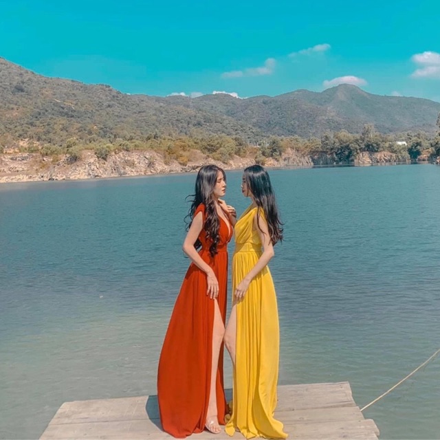 Đầm maxi vàng đỏ phối lưới ngực